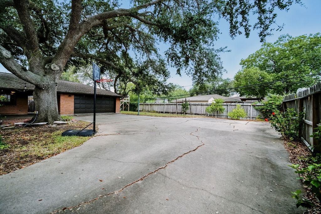 750 Bradshaw Dr Property Photo 32