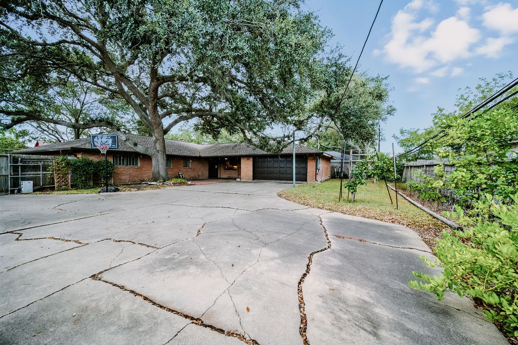 750 Bradshaw Dr Property Photo 34