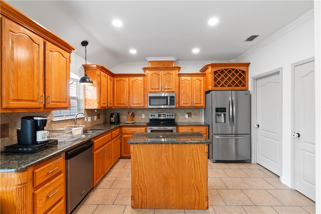 6902 Aaron Dr Property Photo 3