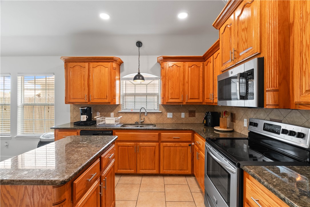 6902 Aaron Dr Property Photo 4