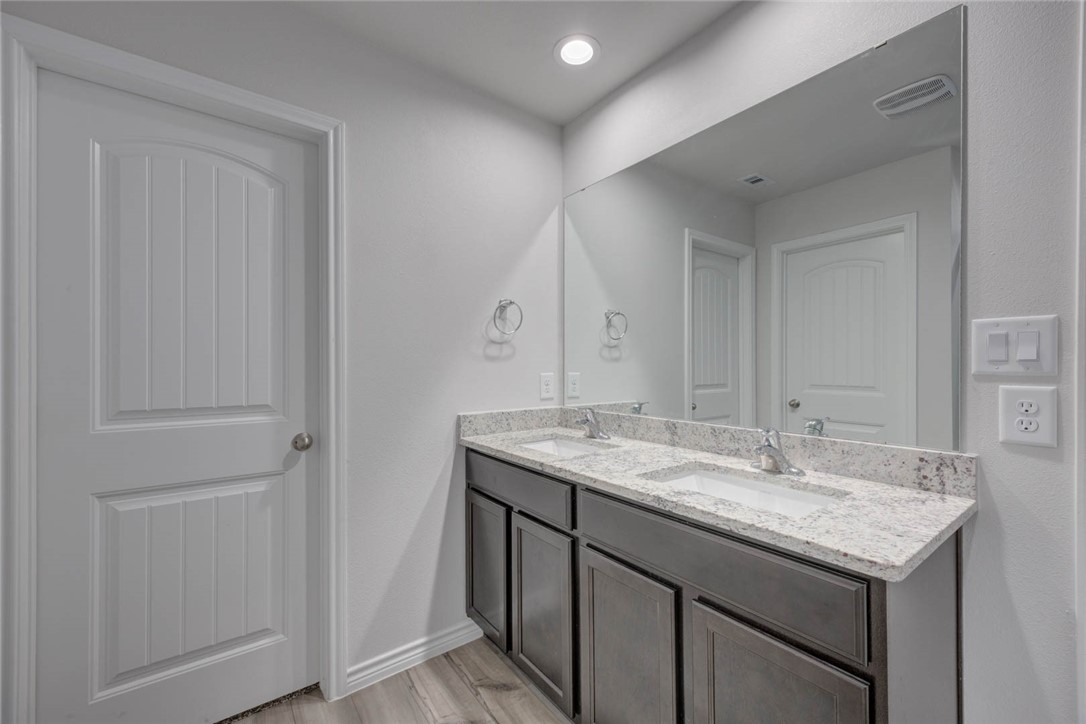 2682 Excelsior Blvd Property Photo 15