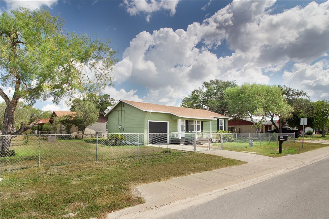 901 E 5th Property Photo 3