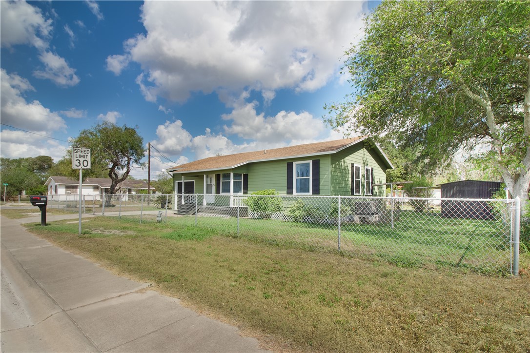 901 E 5th Property Photo 4