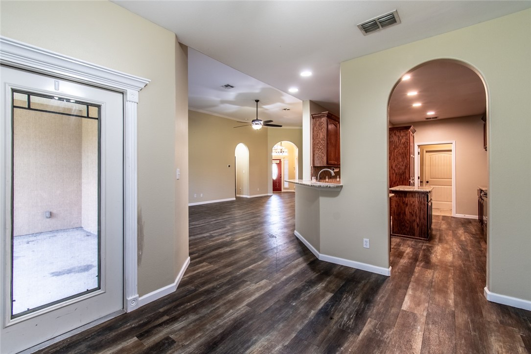 6738 Wall St Property Photo 8