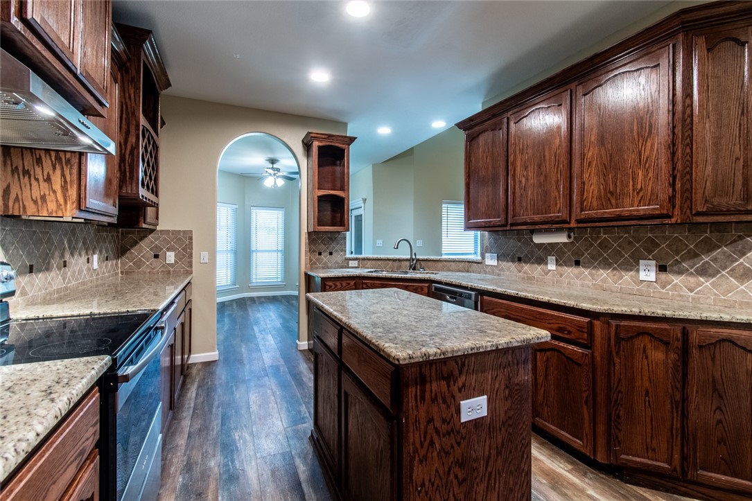 6738 Wall St Property Photo 10