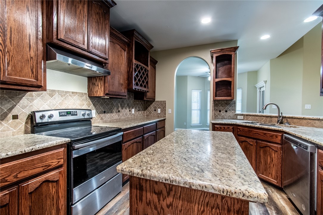 6738 Wall St Property Photo 11