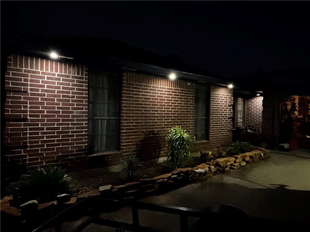 2205 Savoy St Property Photo 3