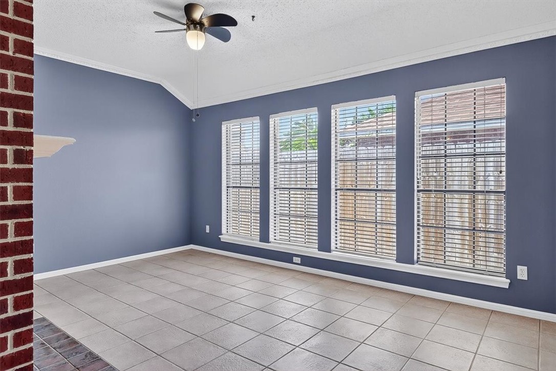 2205 Savoy St Property Photo 9