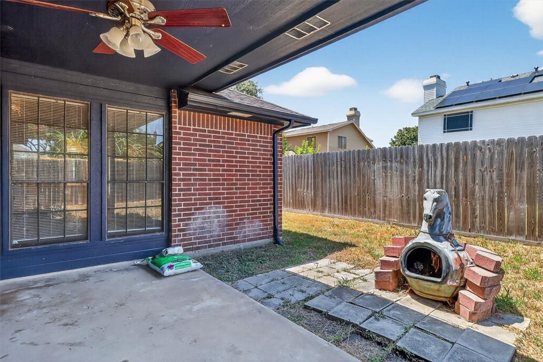 2205 Savoy St Property Photo 12