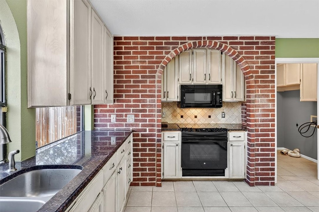 2205 Savoy St Property Photo 15