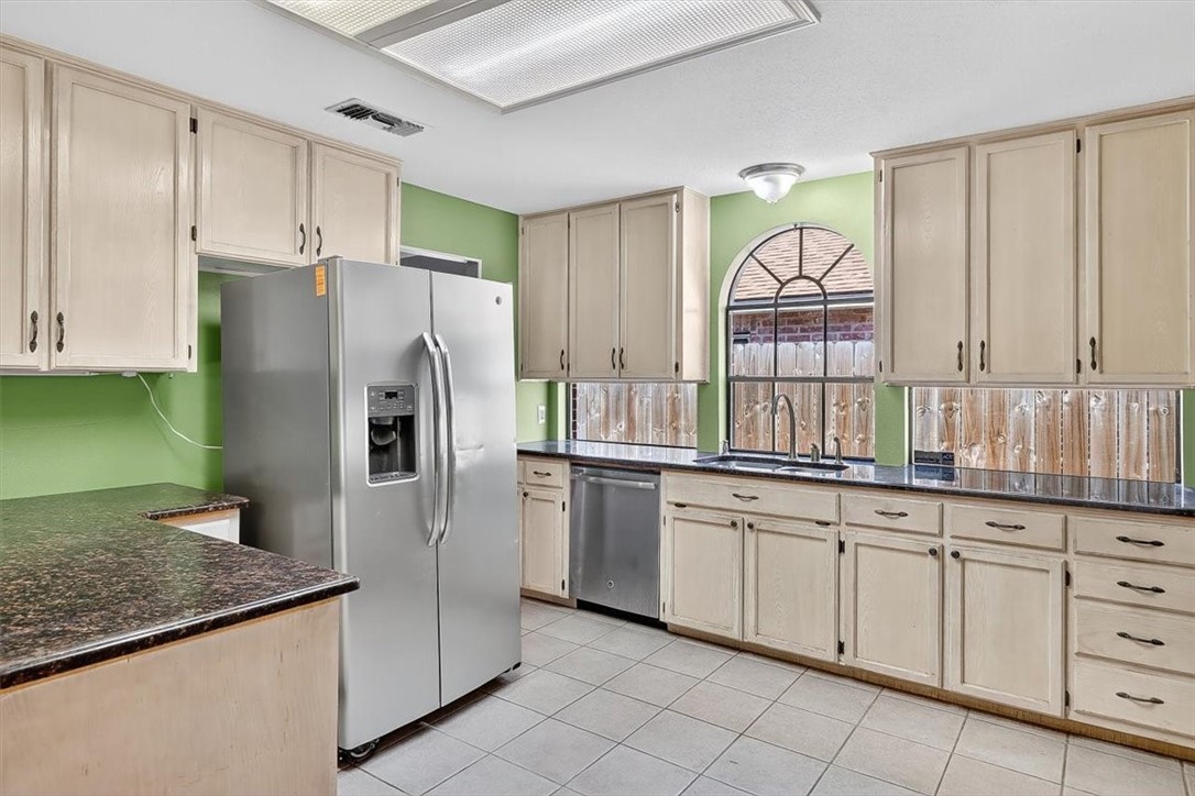 2205 Savoy St Property Photo 17