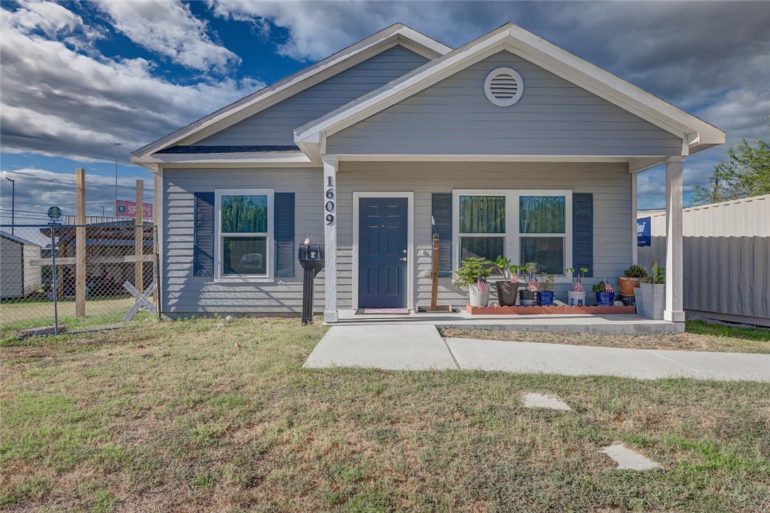 1609 W Manor Dr Property Photo 1