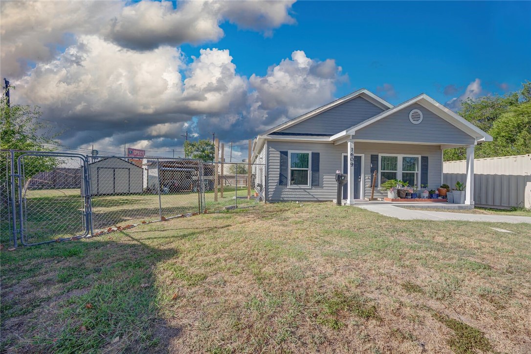 1609 W Manor Dr Property Photo 2