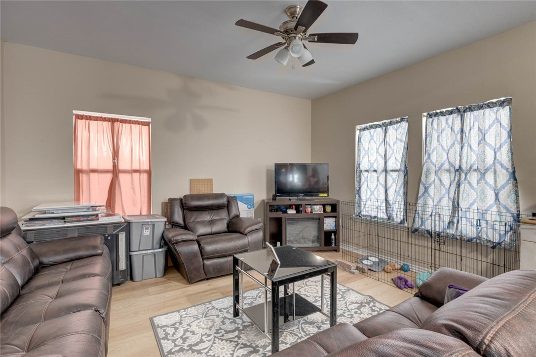 1609 W Manor Dr Property Photo 3