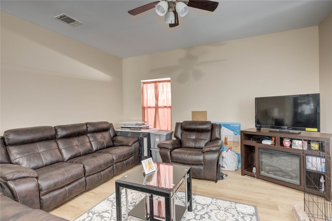 1609 W Manor Dr Property Photo 4