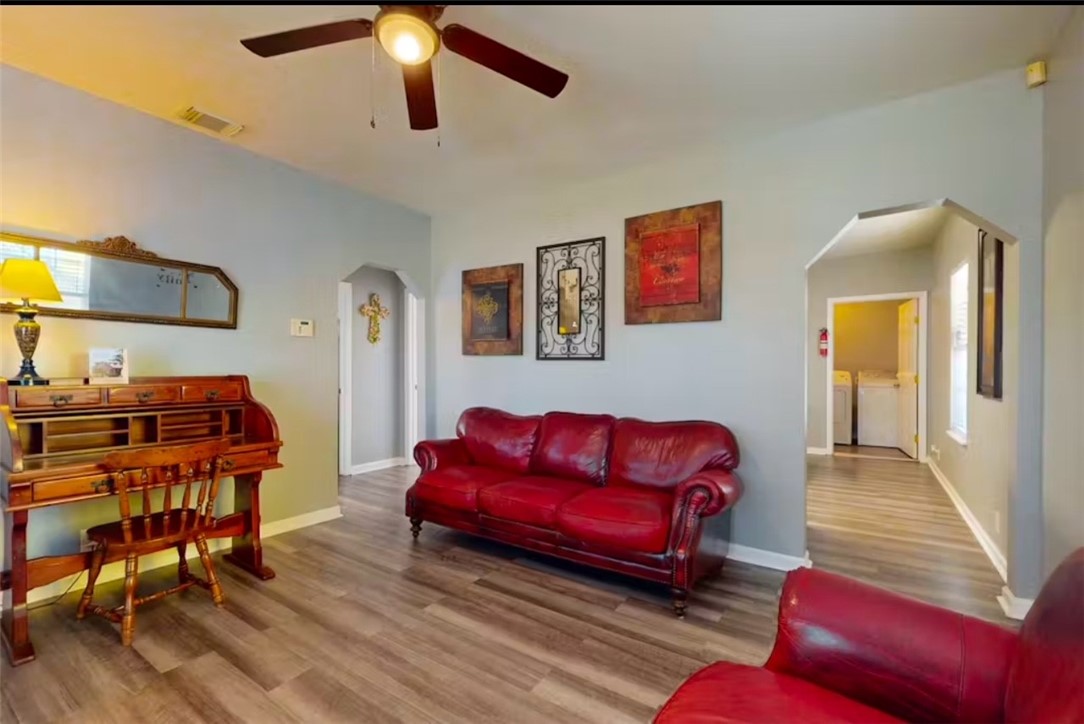 919 Elizabeth St Property Photo 2