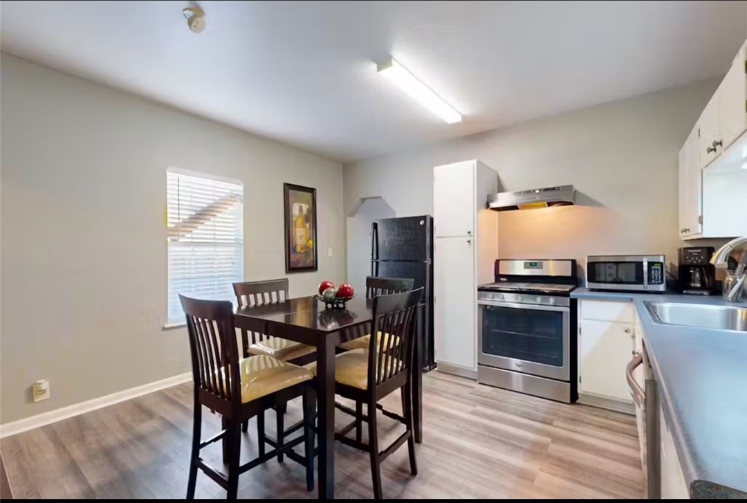 919 Elizabeth St Property Photo 3