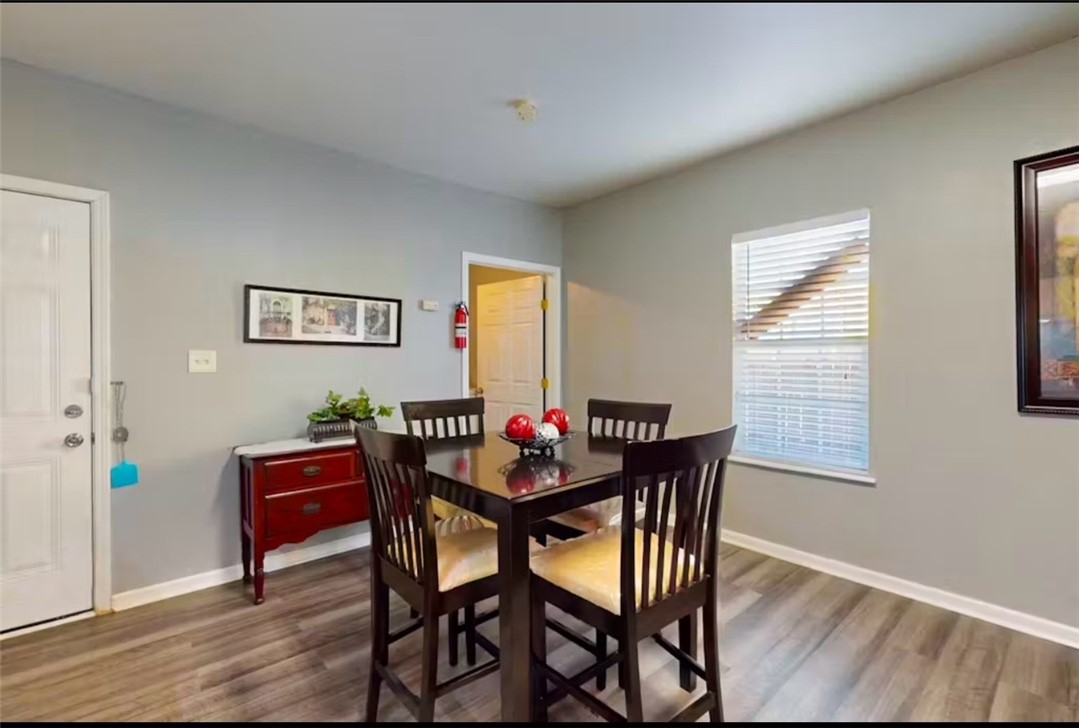 919 Elizabeth St Property Photo 4