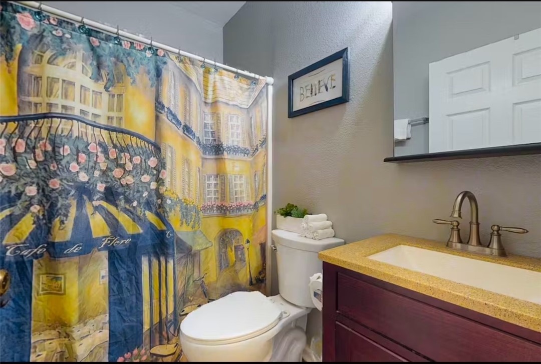 919 Elizabeth St Property Photo 6