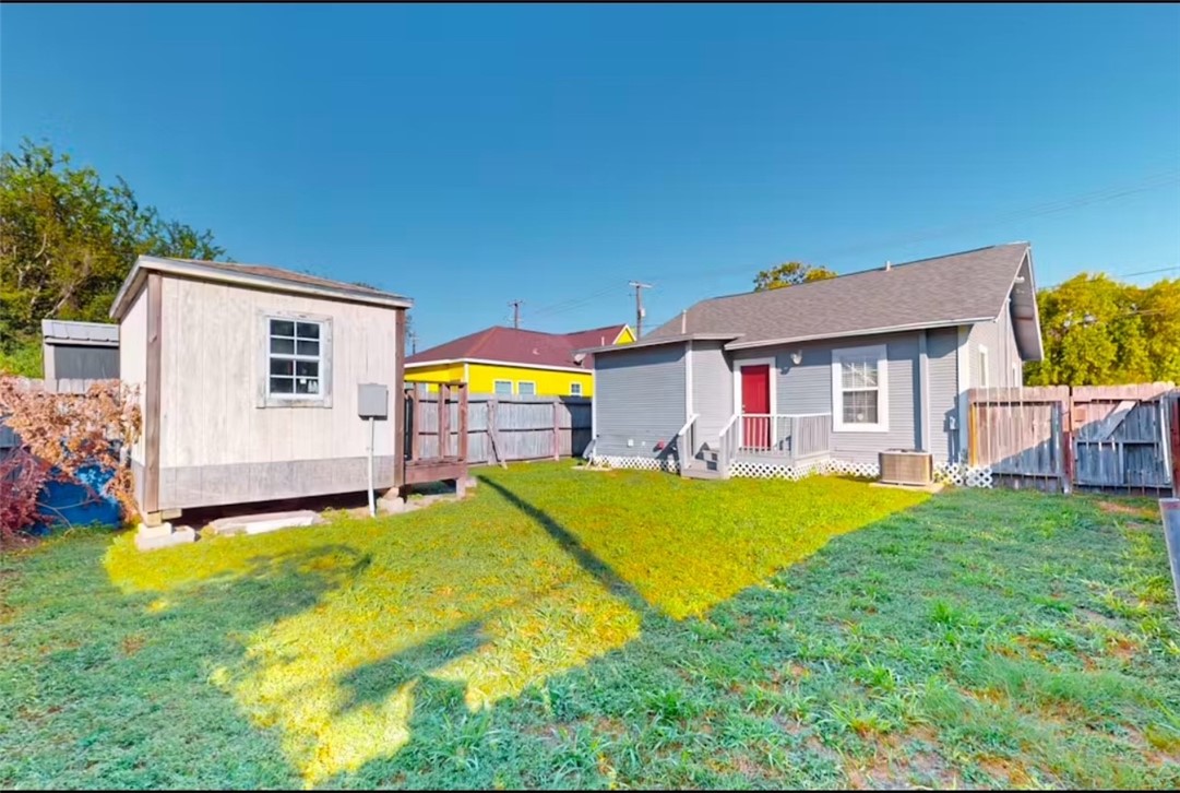 919 Elizabeth St Property Photo 9