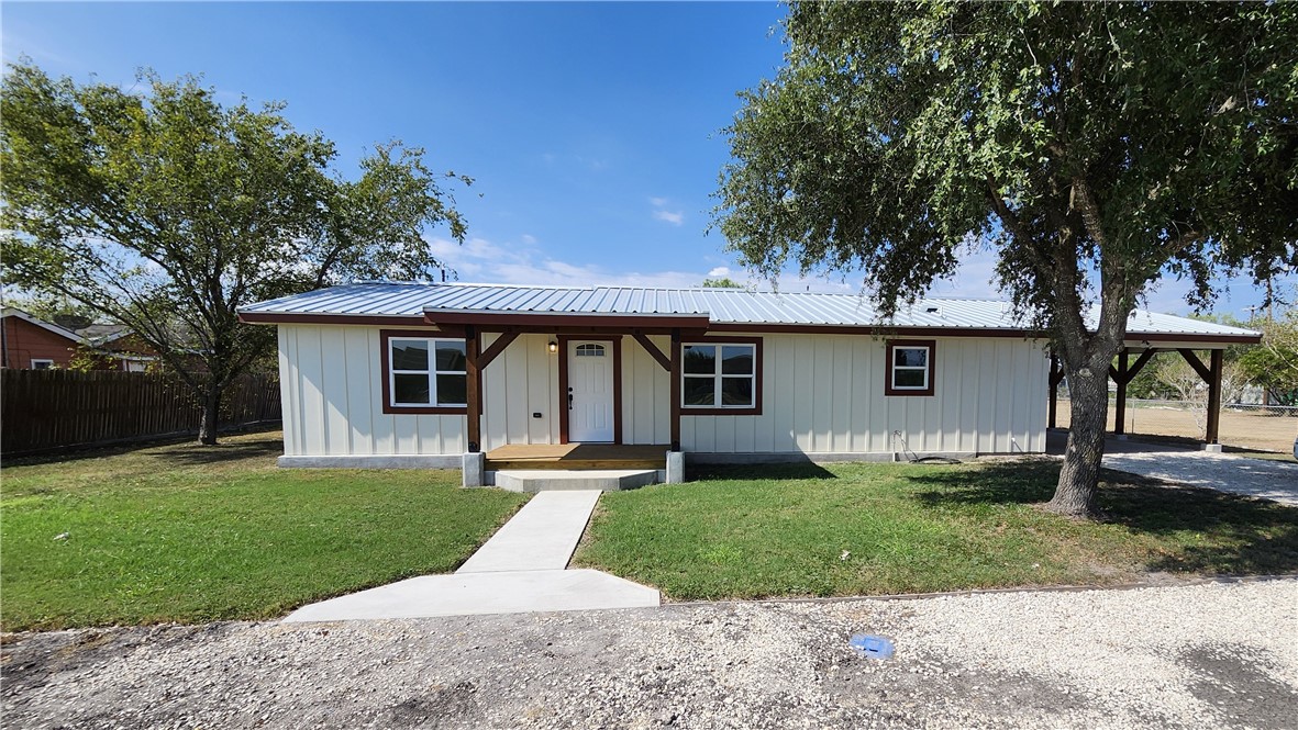 305 E Soyars Ave Property Photo 1