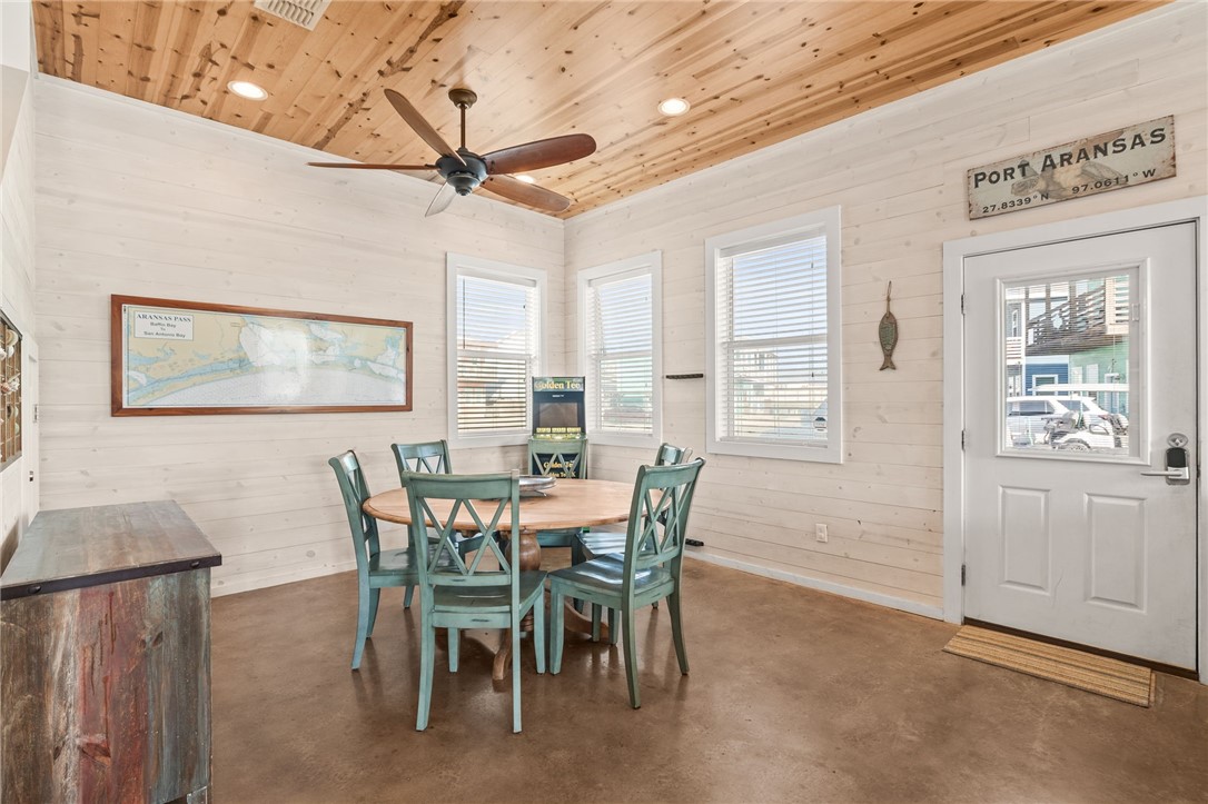 640 Gulf Village Dr Property Photo 3