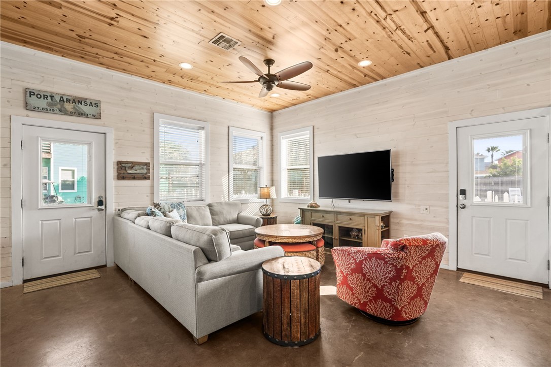 640 Gulf Village Dr Property Photo 4