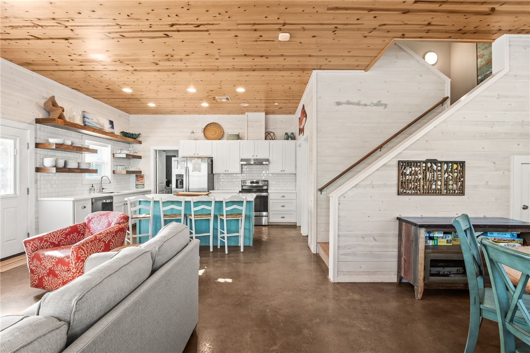 640 Gulf Village Dr Property Photo 5