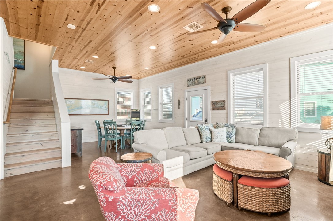 640 Gulf Village Dr Property Photo 6