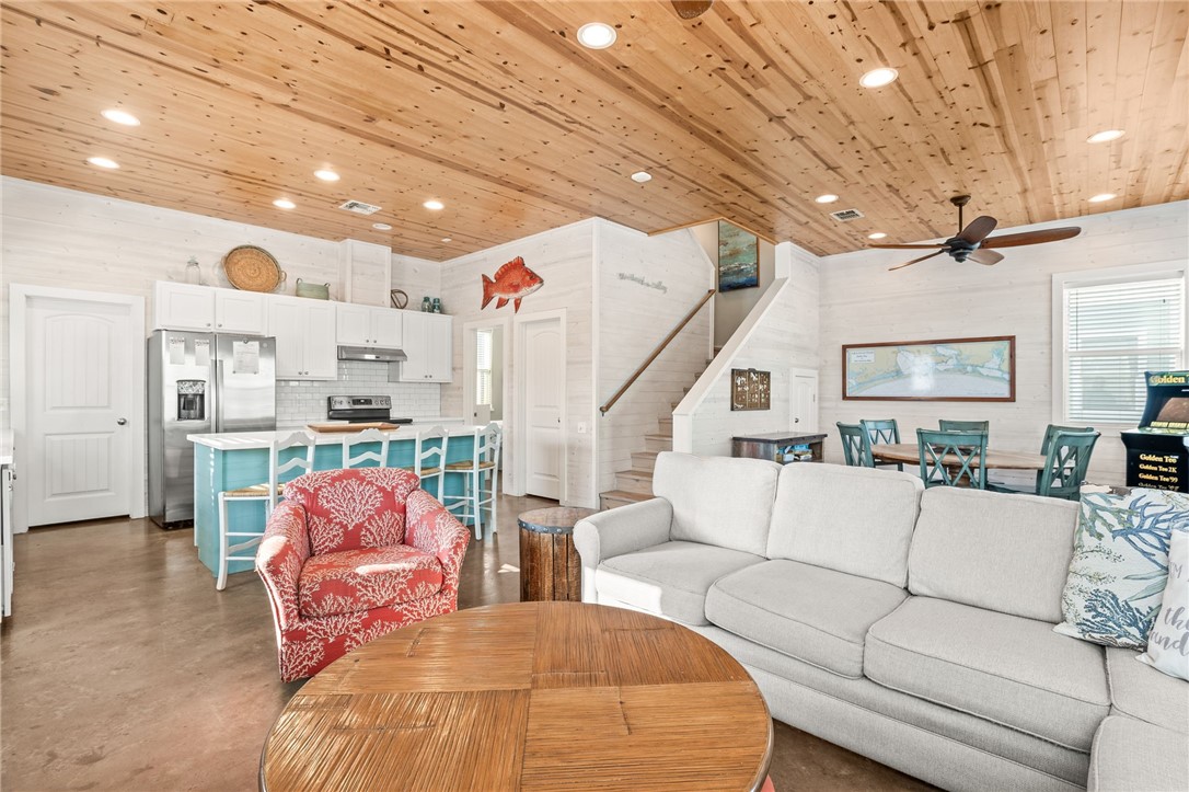 640 Gulf Village Dr Property Photo 7