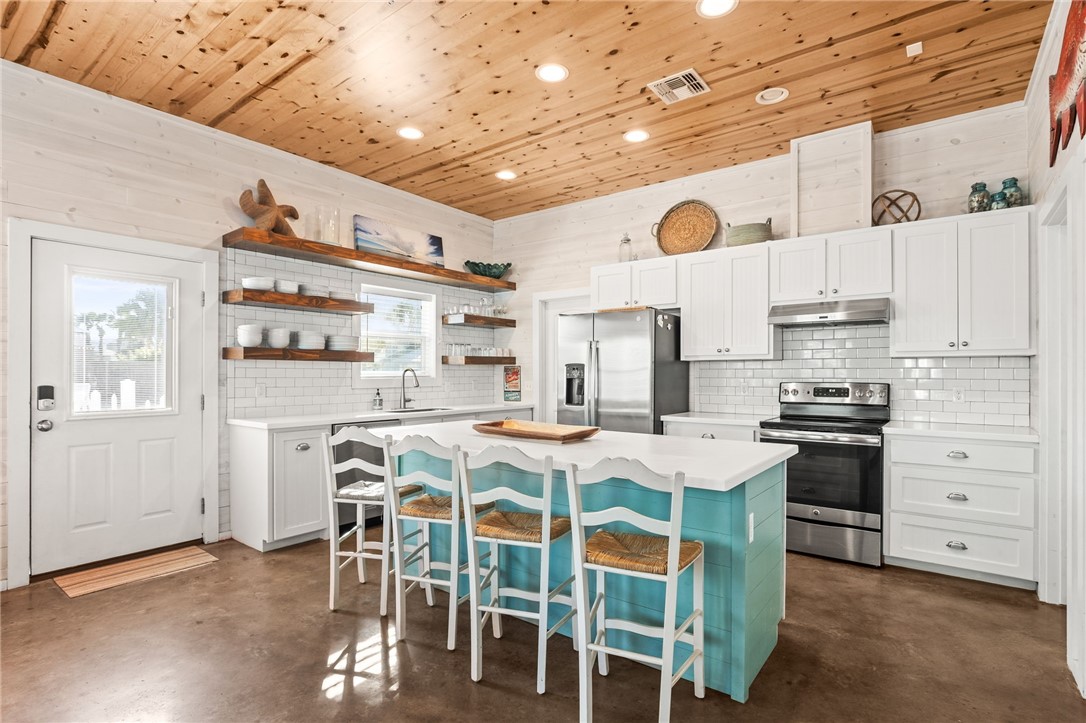 640 Gulf Village Dr Property Photo 8