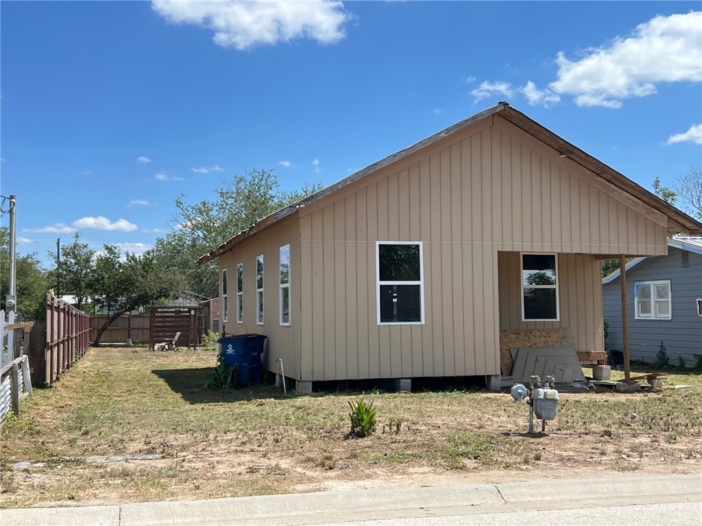 1708 Hackberry Property Photo 3