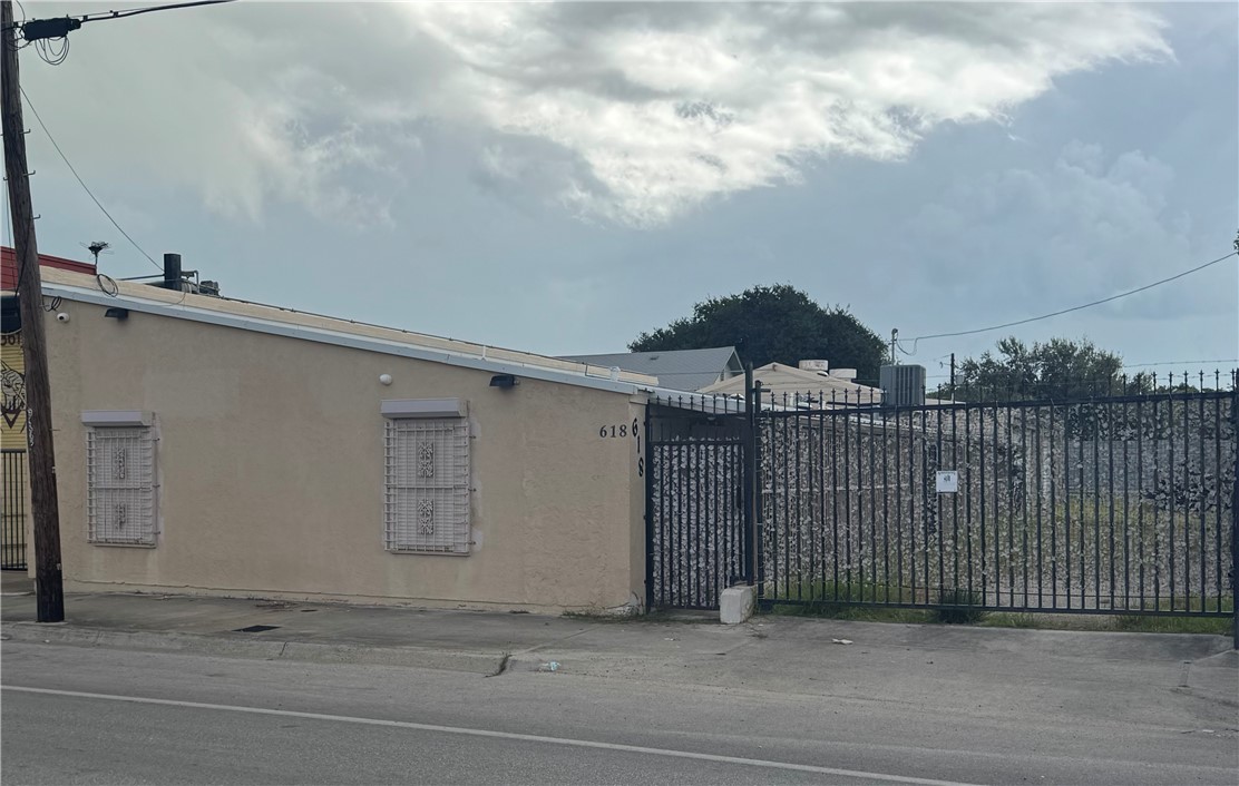 618 Staples St Property Photo 1