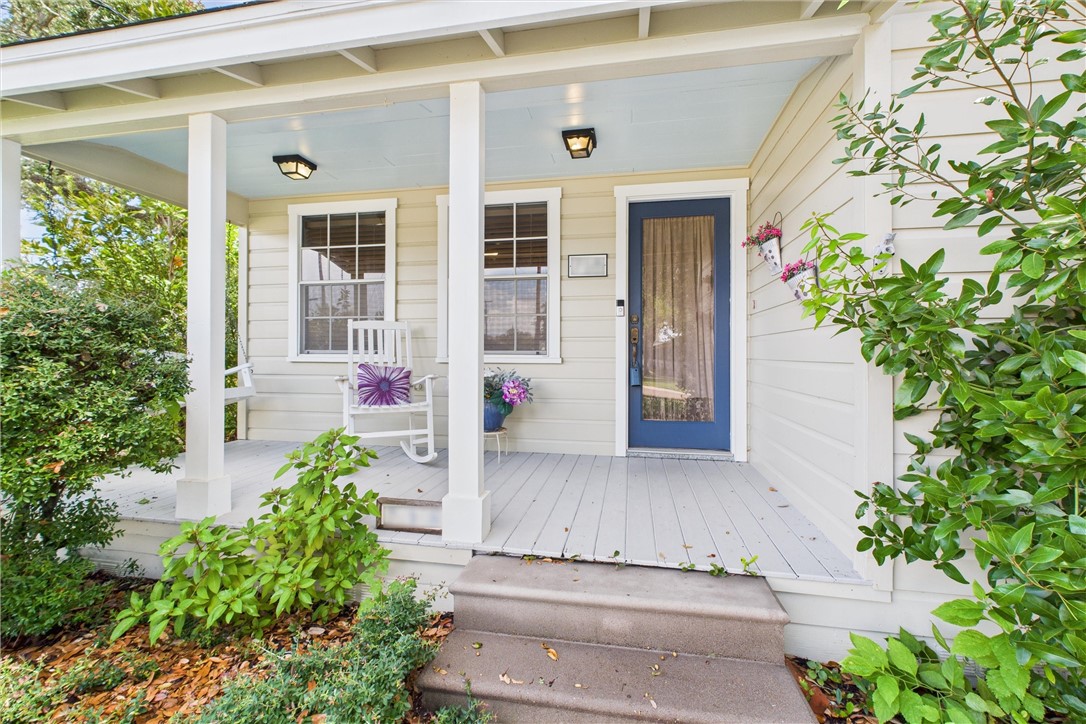 718 N Live Oak St Property Photo 1