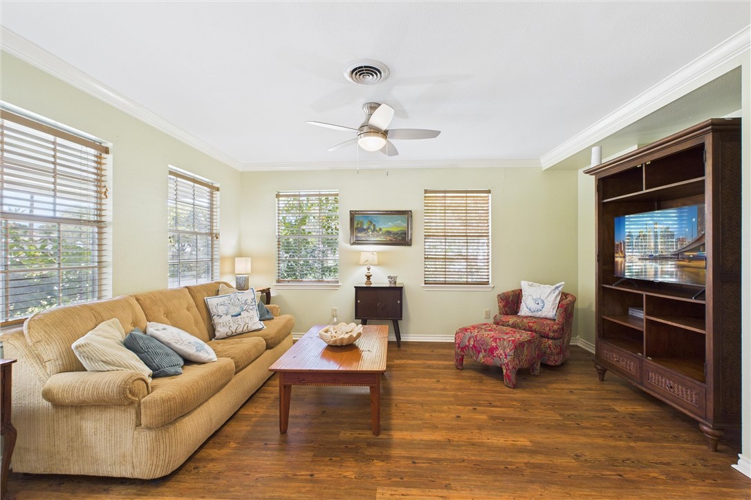 718 N Live Oak St Property Photo 5