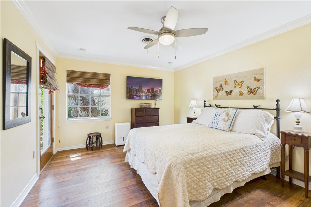 718 N Live Oak St Property Photo 6