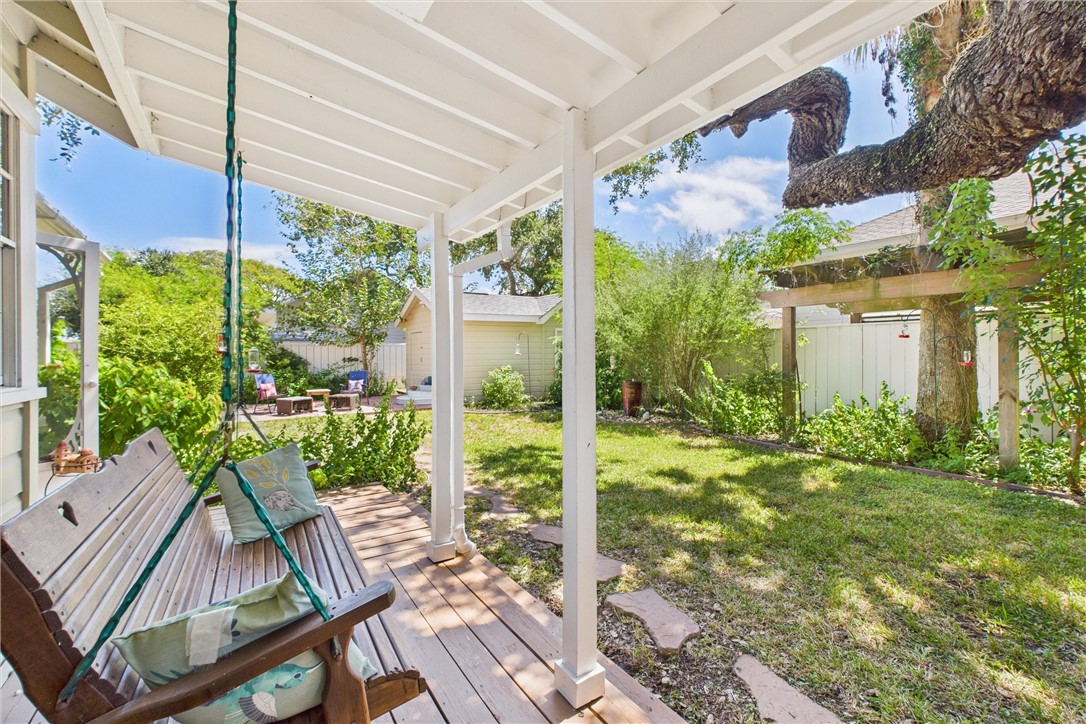 718 N Live Oak St Property Photo 7