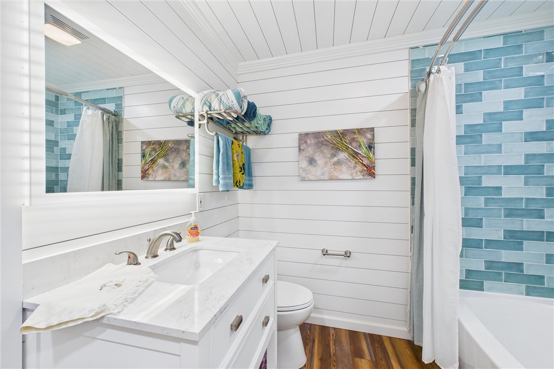 718 N Live Oak St Property Photo 8