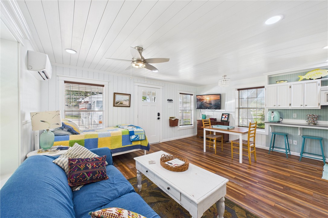 718 N Live Oak St Property Photo 11