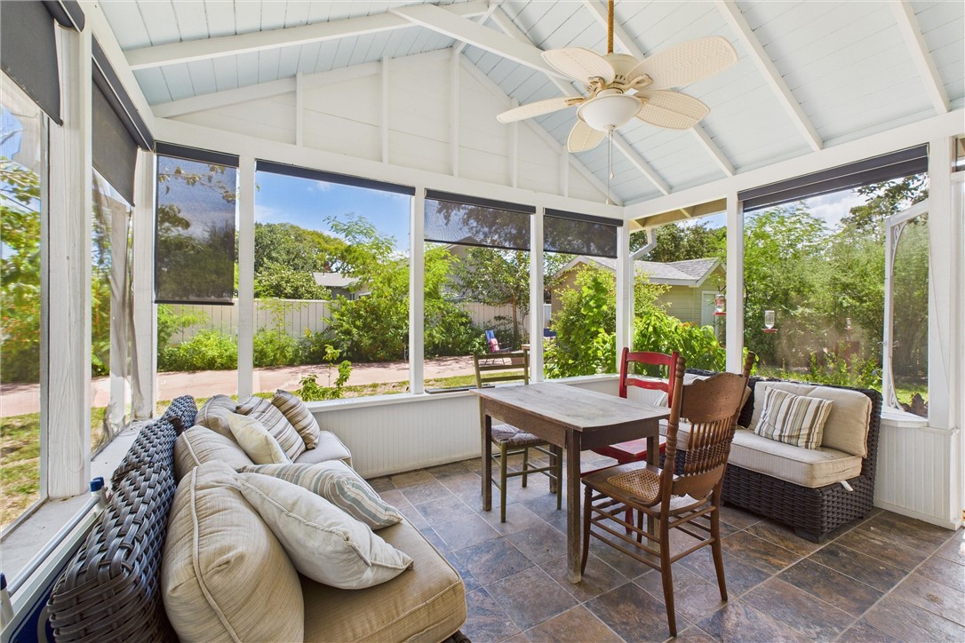 718 N Live Oak St Property Photo 13