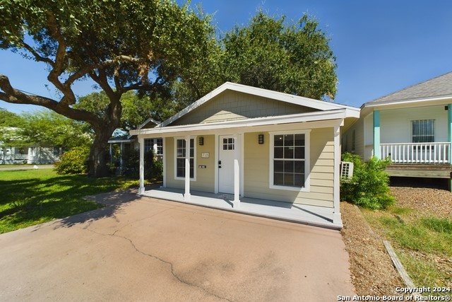 718 N Live Oak St Property Photo 15