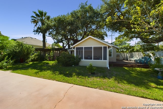 718 N Live Oak St Property Photo 16