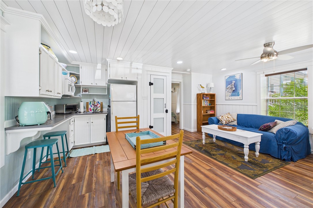 718 N Live Oak St Property Photo 22