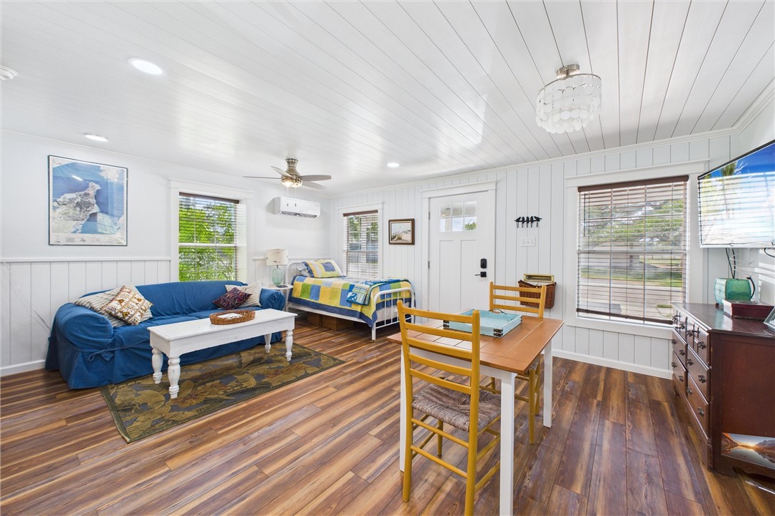 718 N Live Oak St Property Photo 23