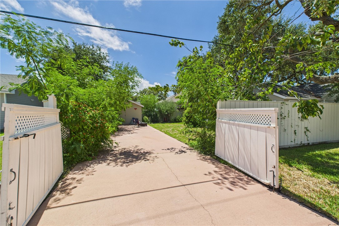 718 N Live Oak St Property Photo 26