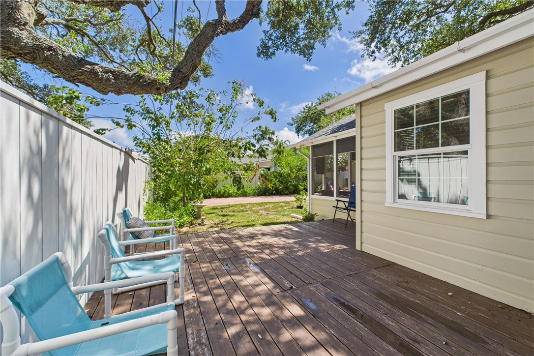 718 N Live Oak St Property Photo 27