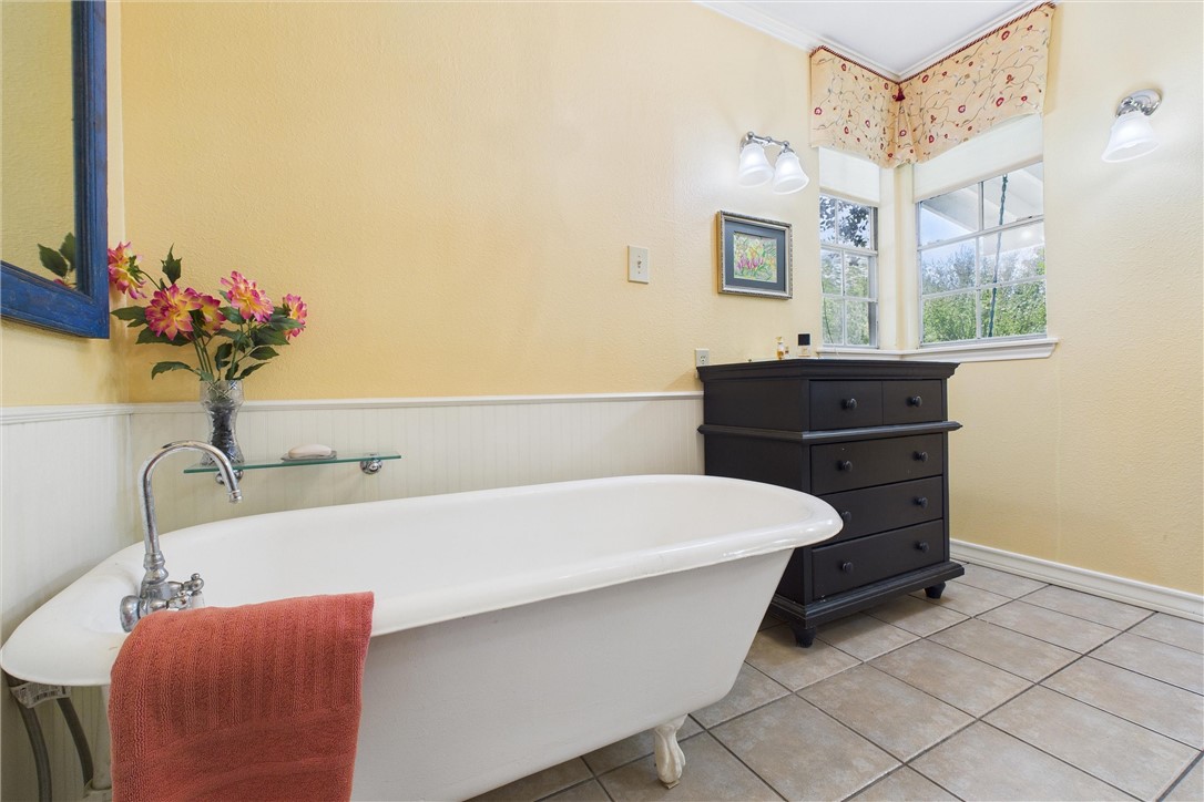 718 N Live Oak St Property Photo 29