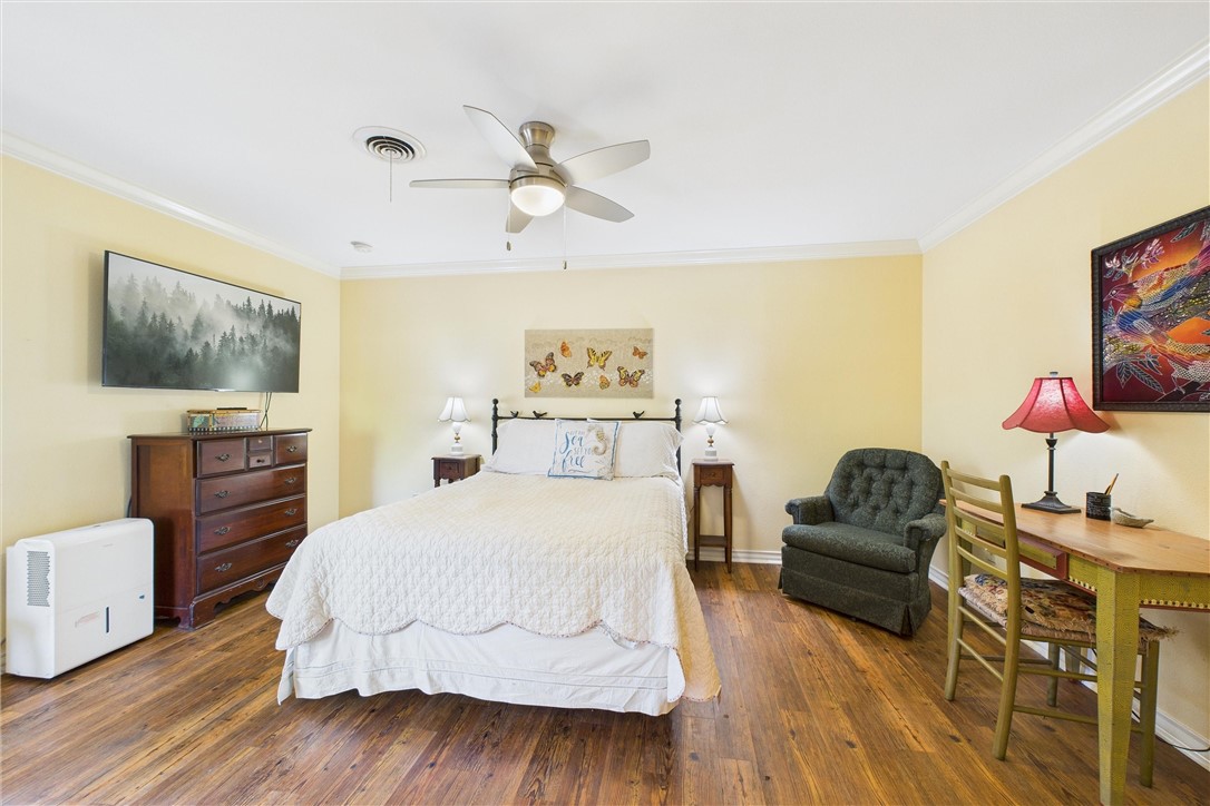 718 N Live Oak St Property Photo 31