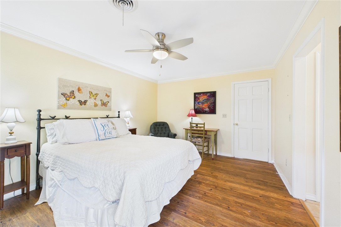 718 N Live Oak St Property Photo 32