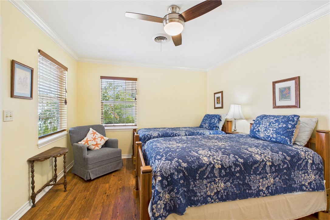 718 N Live Oak St Property Photo 34